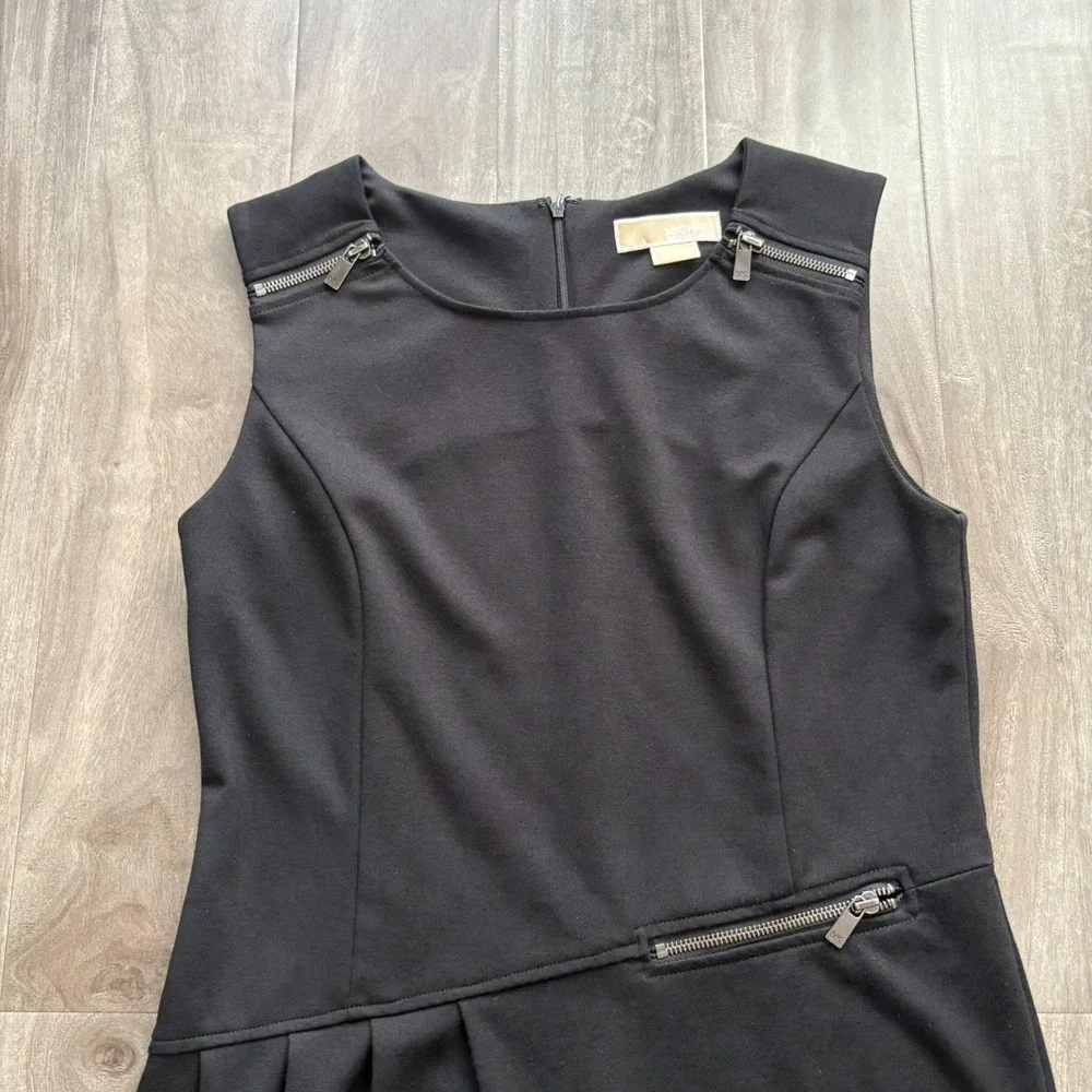 MICHAEL KORS Black Sleeveless Sheath Dress Zipper Detail Pleated Size 8‎